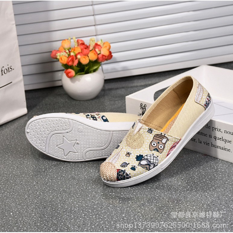 GIÀY LƯỜI SLIP ON VINTAGE HOẠ TIẾT CHIẾC LÁ MÀU VÀNG NHẠT | BigBuy360 - bigbuy360.vn