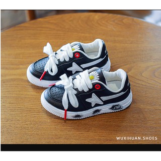 Sneaker hoa cúc đế dính bẩn cho bé gái