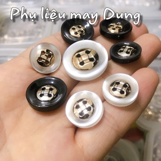 Nút 4 lỗ nút vest trắng đen