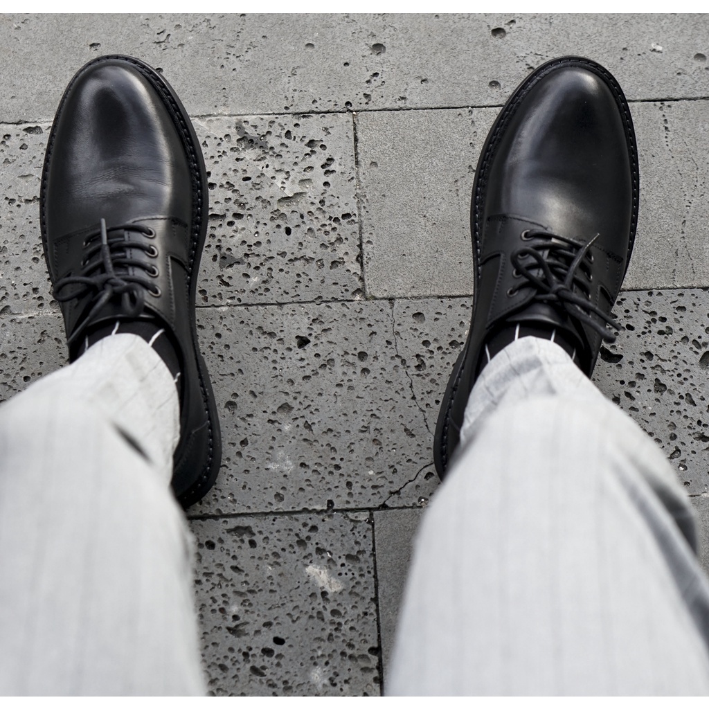 GIÀY DA NAM CÔNG SỞ DA BÒ CAO CẤP DERBY CATERPILLAR ĐEN MŨI TRÒN