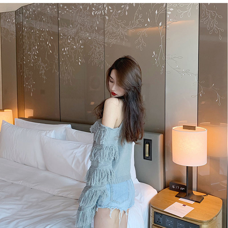 Áo Len Ngắn Cổ Yếm Hở Vai Quyến Rũ Cho Nữ | BigBuy360 - bigbuy360.vn