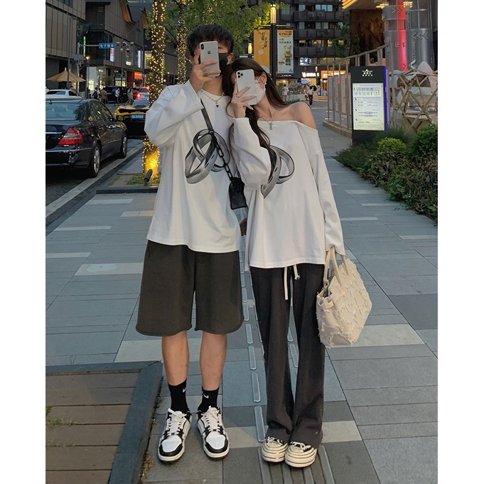 Áo thun tay dài dáng rộng/áo hở vai 2 màu tùy chọn in họa tiết phong cách Hàn Quốc thời trang cho cặp đôi | BigBuy360 - bigbuy360.vn