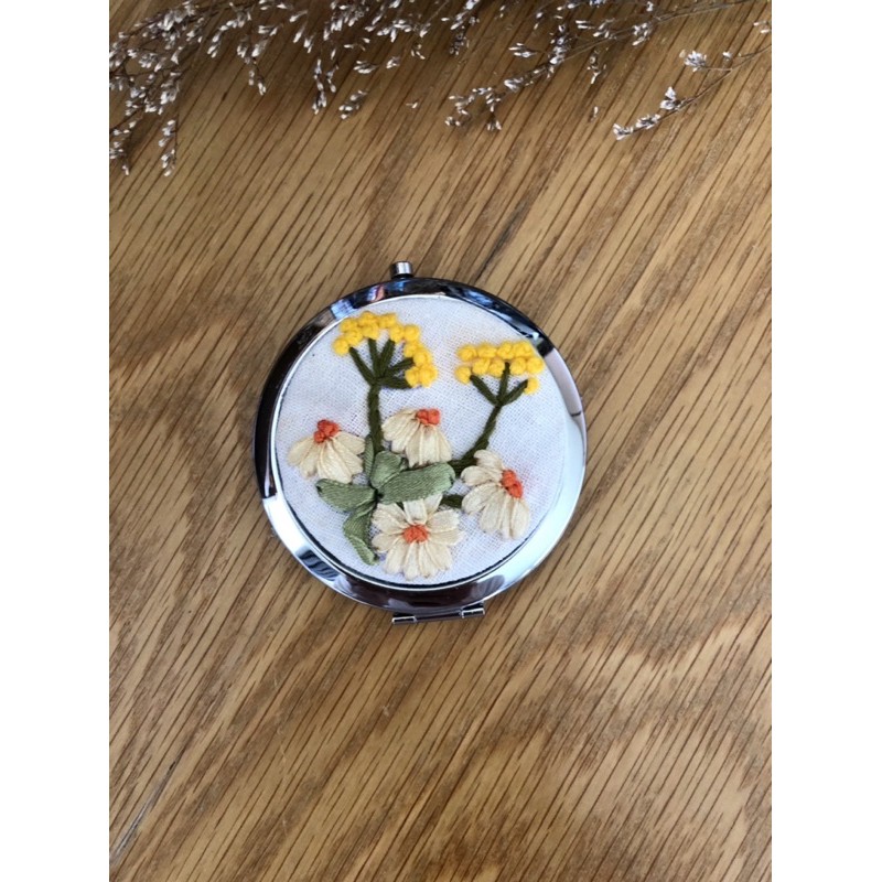 Gương thêu handmade
