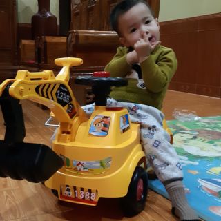 Xe xúc cẩu chòi chân