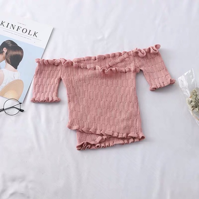Croptop bẹt vai giống chị Nhã