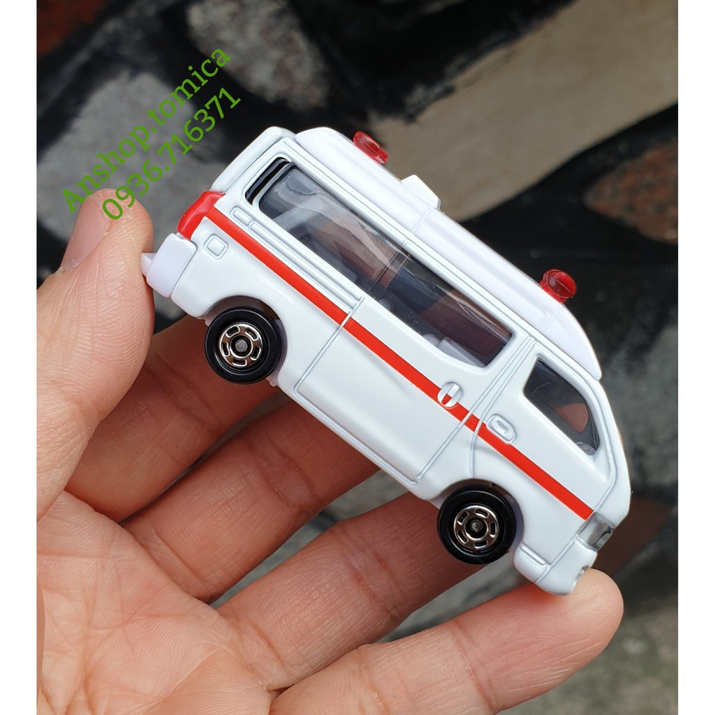 Mô hình xe cứu thương mở được cốp sau tomica Nhật Bản