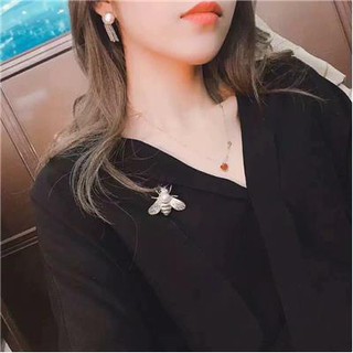 Ong cài áo đính đá sang trọng
