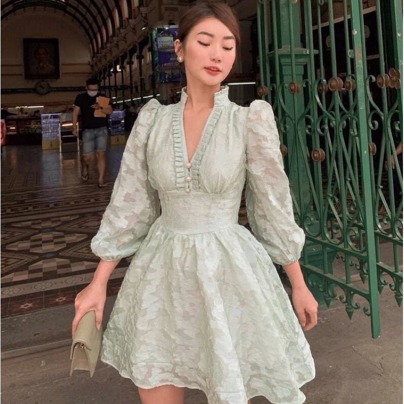 Đầm gấm họa tiết xanh hoa nổi cổ V