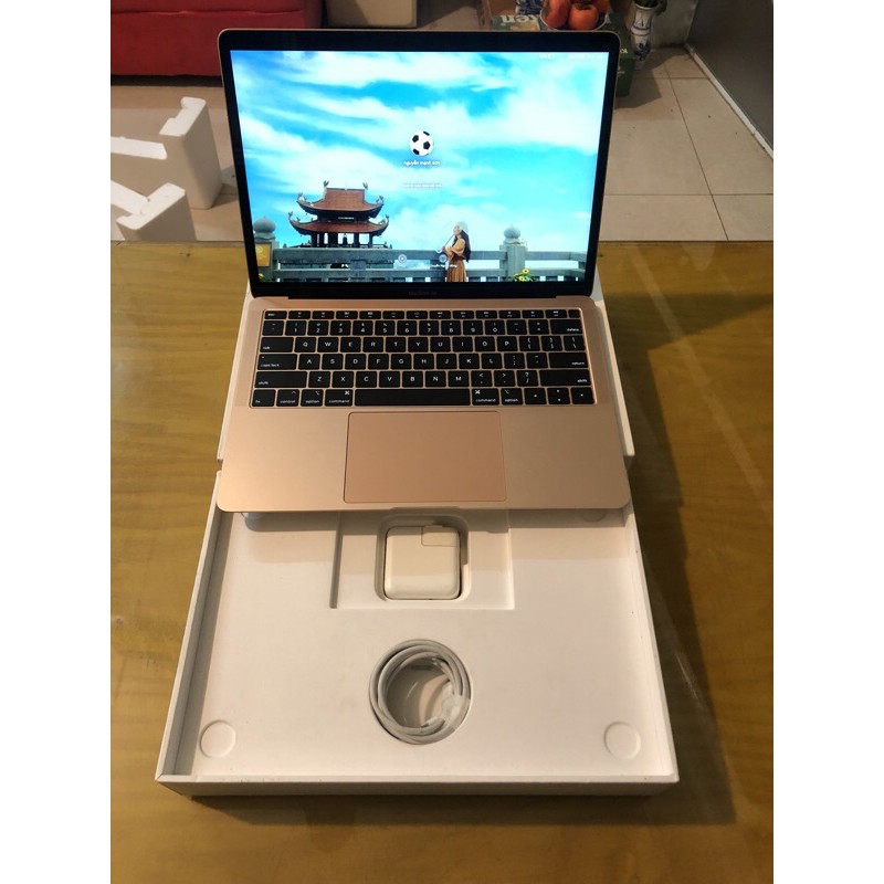 Bán APPLE MACBOOK AIR RETINA 2019 MVFM2 zin đẹp 99.999% full box