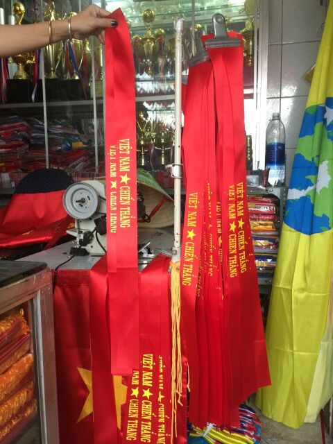 Áo + mũ việt nam +  băng rôn.  Giá rẻ vô địch