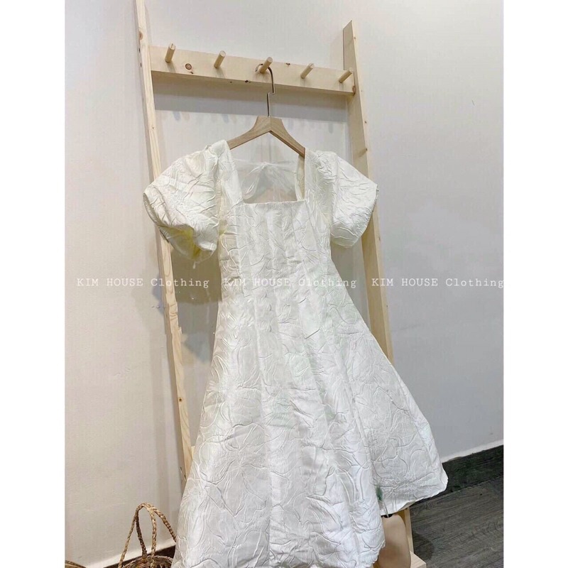 VÁY GẤM TRẮNG NƠ CỔ