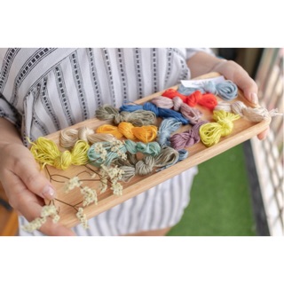 Chỉ thêu tay tông màu pastel và trầm ngọt cho tranh và áo