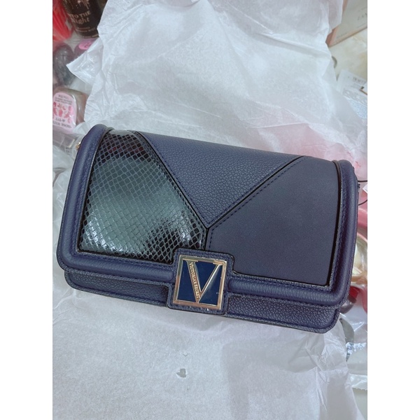 Túi đeo chéo VICTORIA SECRET màu Hot Peony hồng mẫu đơn.