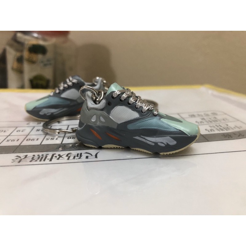 Móc khoá giầy sneaker Yeezy700 3D tỉ lệ 1:6