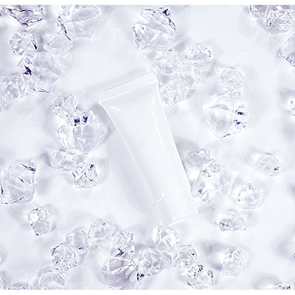 Khối đá nhân tạo bằng nhựa trong suốt dùng trang trí tiệc cưới