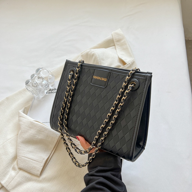 Túi Xách Đính Đá Phối Dây Xích Thời Trang