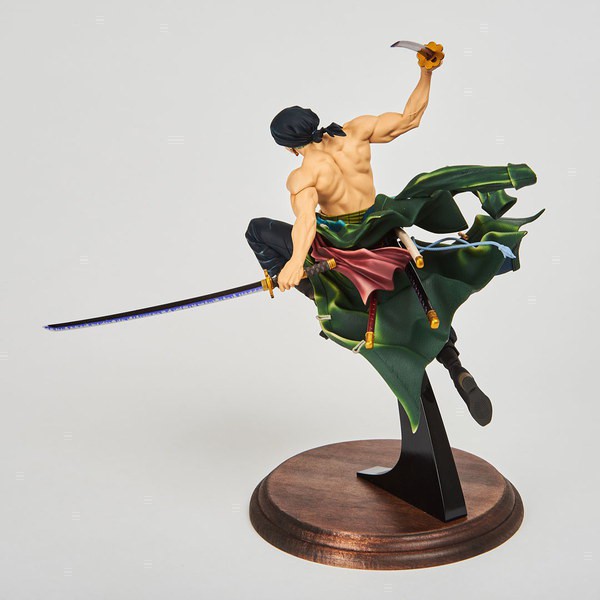 Mô hình One Piece Zoro cầm kiếm cực ngầu, cao 17cm fullbox có chân đế đi kèm