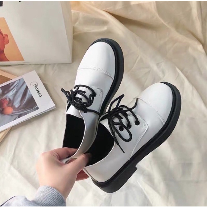 Giày Boots cổ thấp màu trắng đế đen