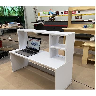 Bàn học ngồi bệt có giá giá sách dài trên bàn như hình