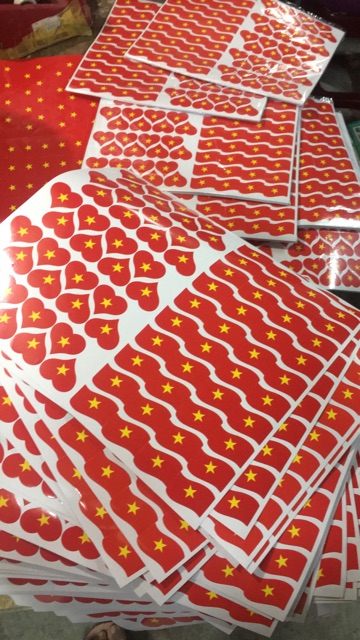 2 miếng Sticker dán mặt hình trái tim và decal lá cờ đỏ sao vàng- COMBO 2 hình dán cờ việt nam, cổ vũ tổ quốc siêu rẻ