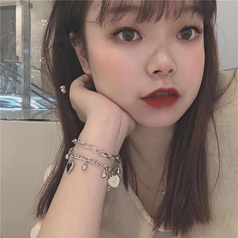 Vòng tay hợp kim mạ bạc phối phụ kiện hình trái tim xinh xắn cho nữ