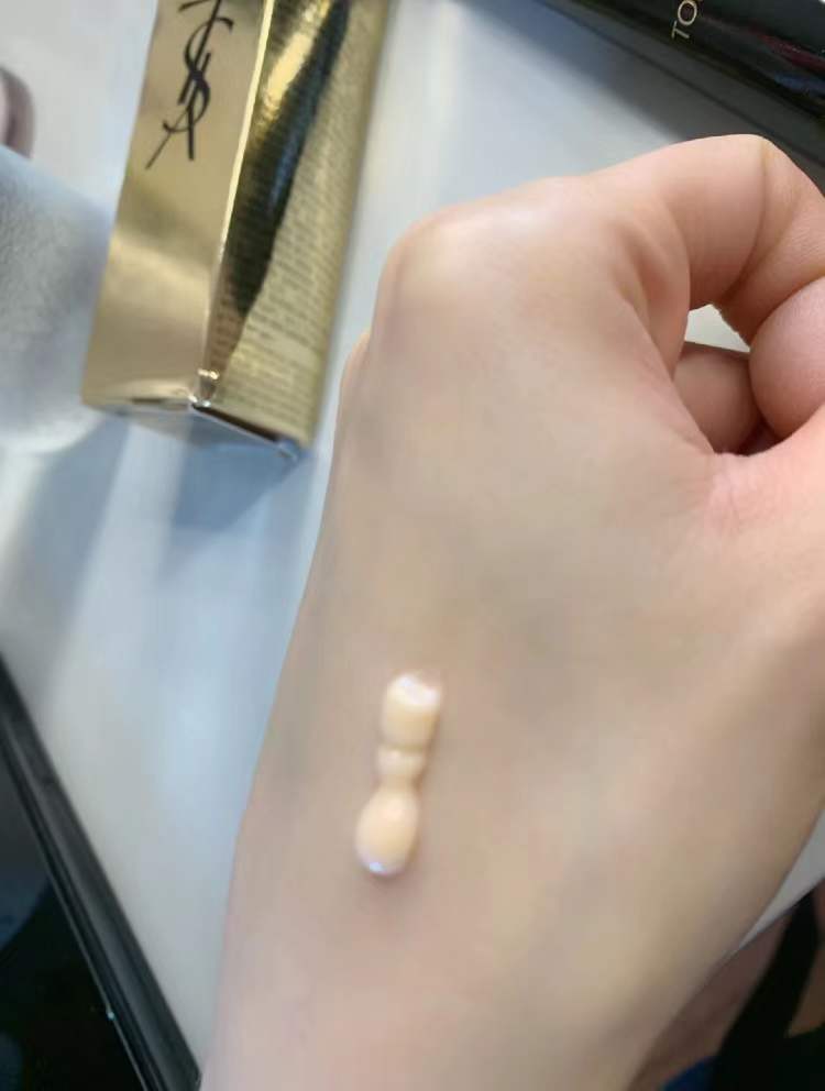 Yolo ❤ Kem lót trang điểm phiên bản mới YSL Pháp Silk Black Satin 40ML )