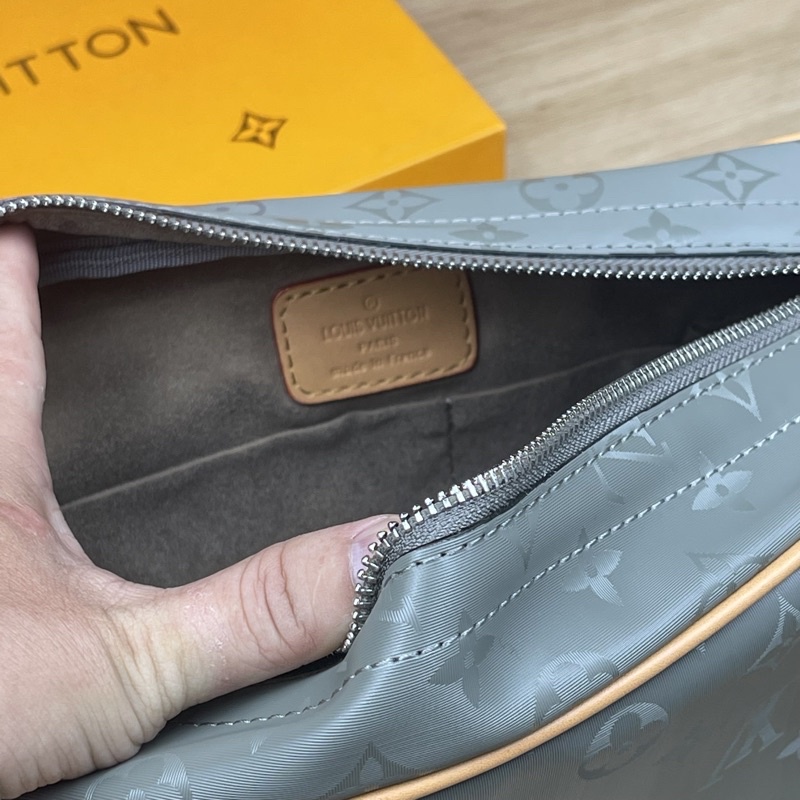 Túi đeo chéo lv nam có thể để máy ảnh size 28cm - L5568
