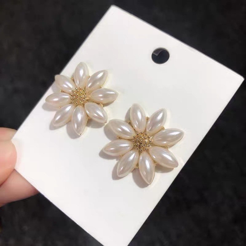 bông tai hình bông hoa sang chảnh phong cách người nổi tiếng