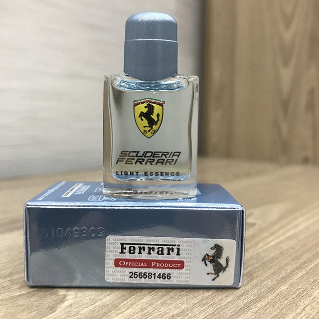 Nước hoa nam Scuderia Ferrari Light Essence Eau De Loilette 4ml