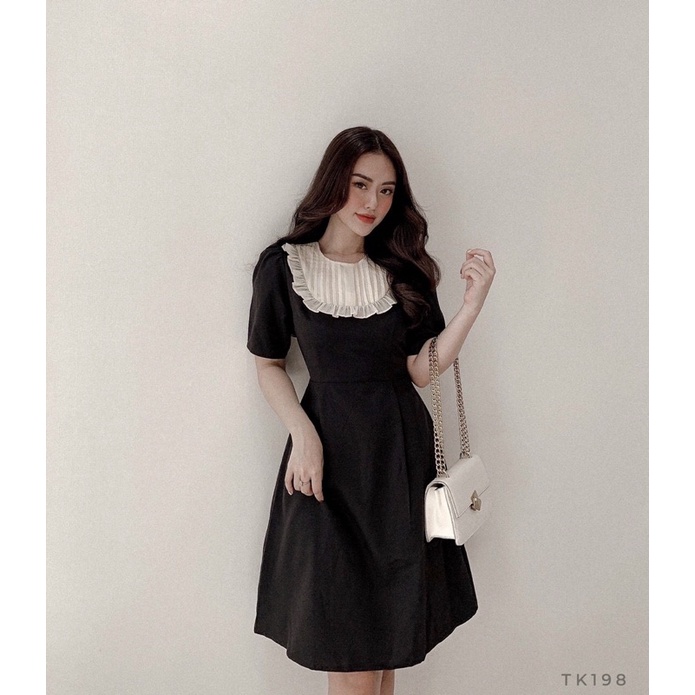 Đầm suông đen tay ngắn MITRIE phối bèo trắng trước ngực