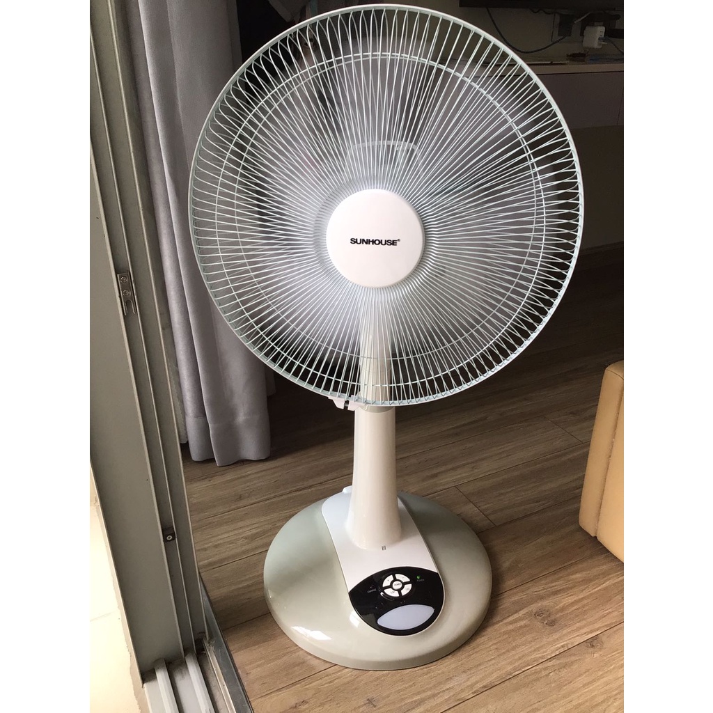 Quạt tích điện Sunhouse SHD7228 công suất 24w 3 tốc độ gió thời gian sử dụng 5-24h