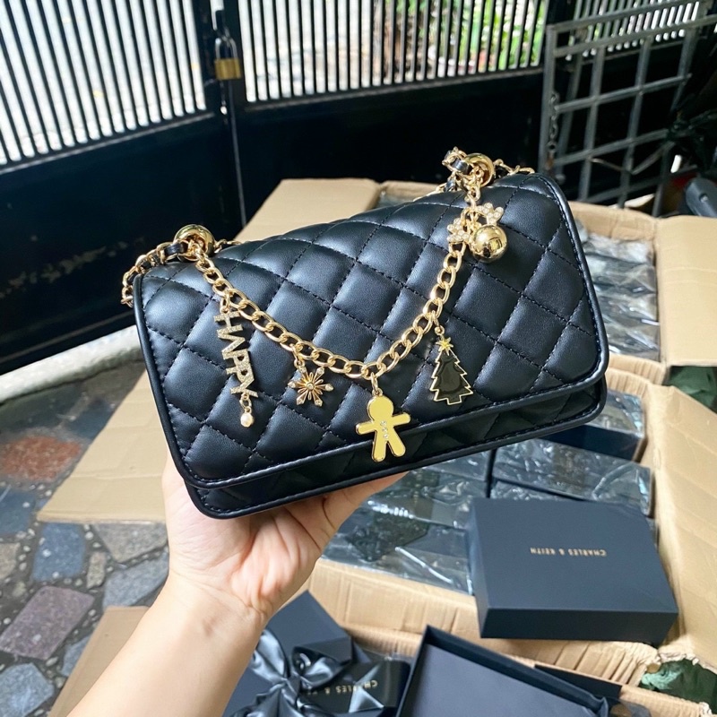 Túi đeo chéo CNNK charm mẫu mới, hàng có sẵn