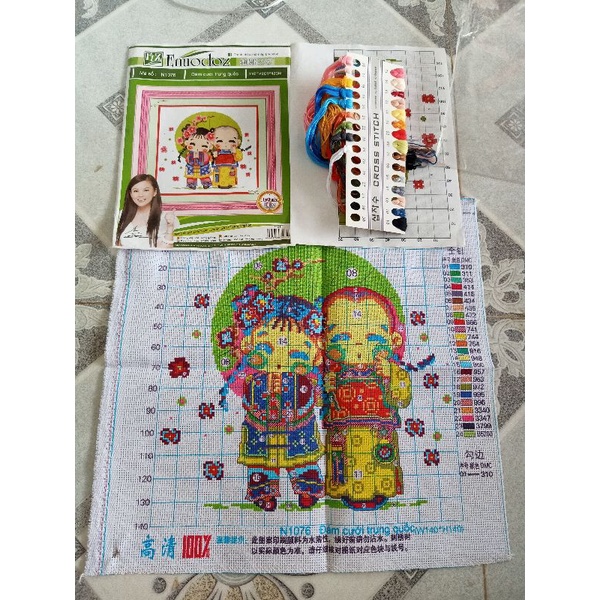 Tranh thêu chữ thập chipi tân lang tân nương size 42×42cm