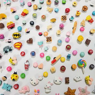 Sticker gắn dép crocs độc lạ