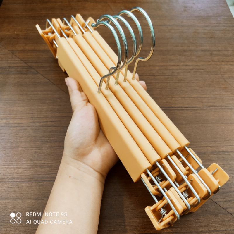 móc,kẹp treo quần áo bằng nhựa màu đen,vàng cao cấp cứng cáp,móc xoay 360 dùng cho cửa hàng,shop thời trang và gia đình