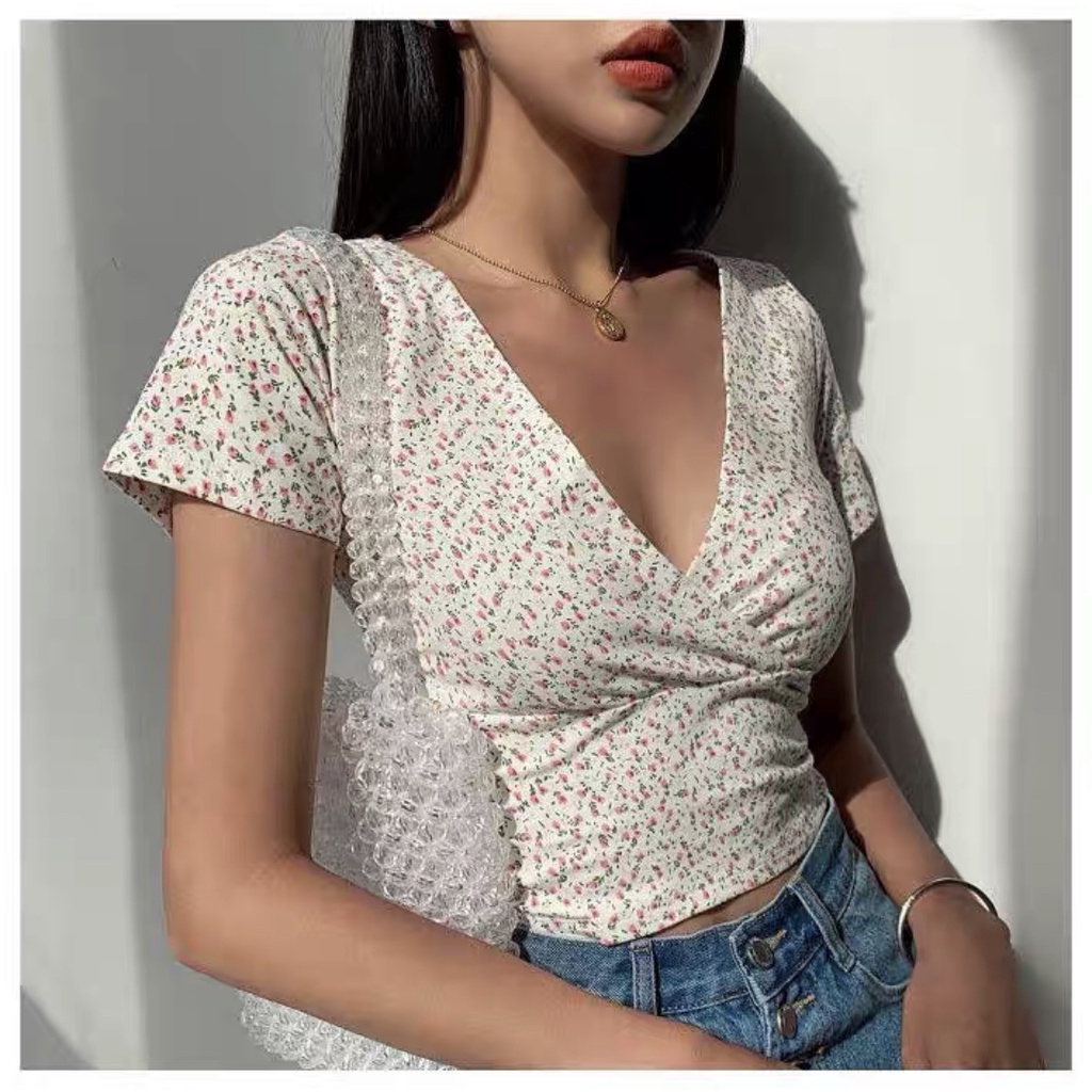 Áo crotop hoa nhí đen Forgirgirl cổ tim tay cộc