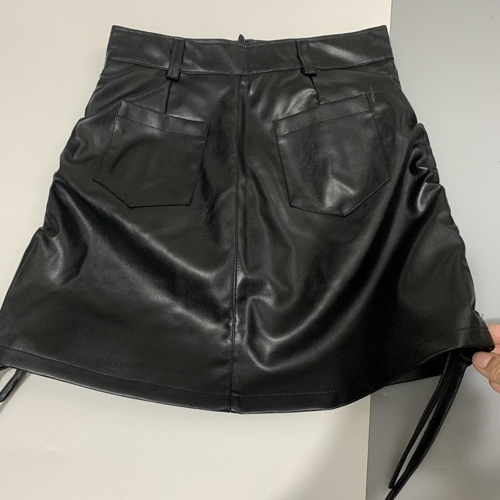 Song Anh Chân váy da chữ a dáng ngắn dây rút 2 bên có quần lót trong hai màu đen, nâu