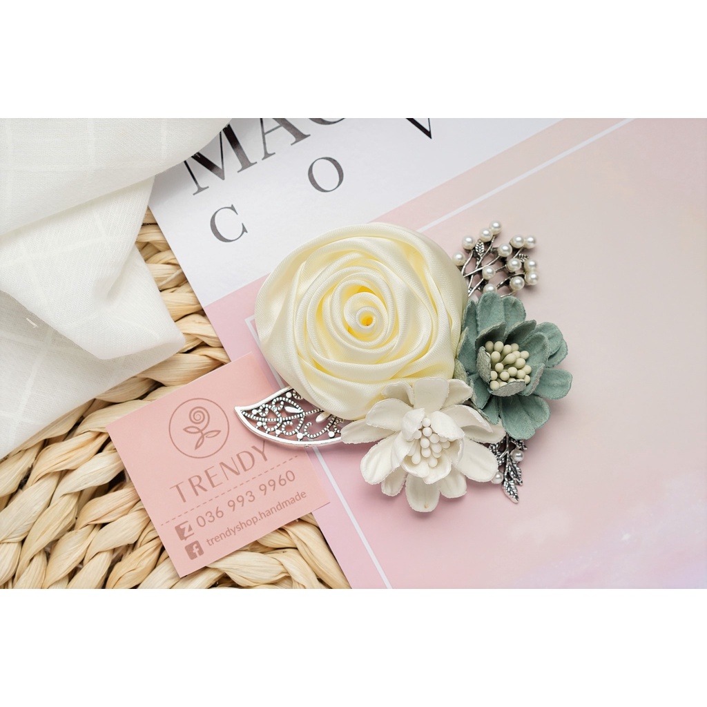 Hoa Cài Áo - Tag hoa hồng cuộn cài áo mix hoa cúc - Hoa vải handmade
