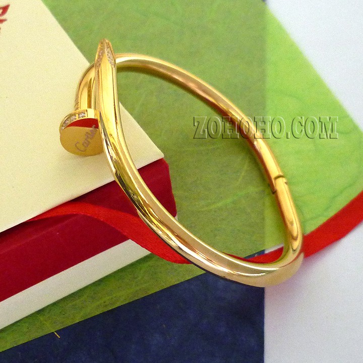 Vòng tay đinh uốn cỡ lớn có đính đá dành cho nam.