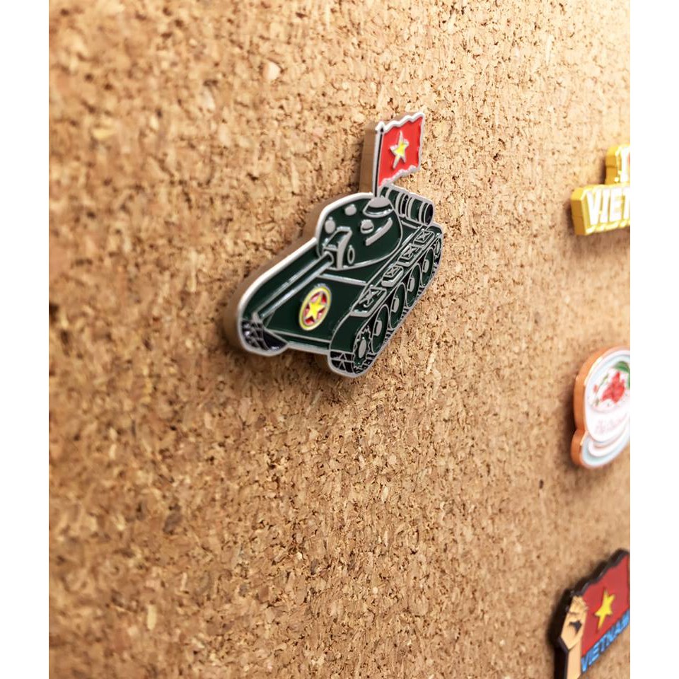 Quà tặng lưu niệm Việt Nam - Enamel Pin - Huy Hiệu Xe tăng kim loại