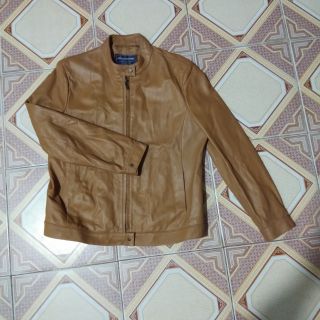 Áo da cổ trụ màu vàng