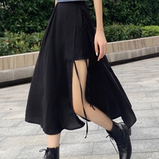 Chân váy đen xẻ tà