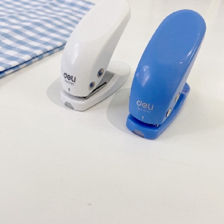 Dụng Cụ Dập Bấm Lỗ Giấy Binder Deli Puncher