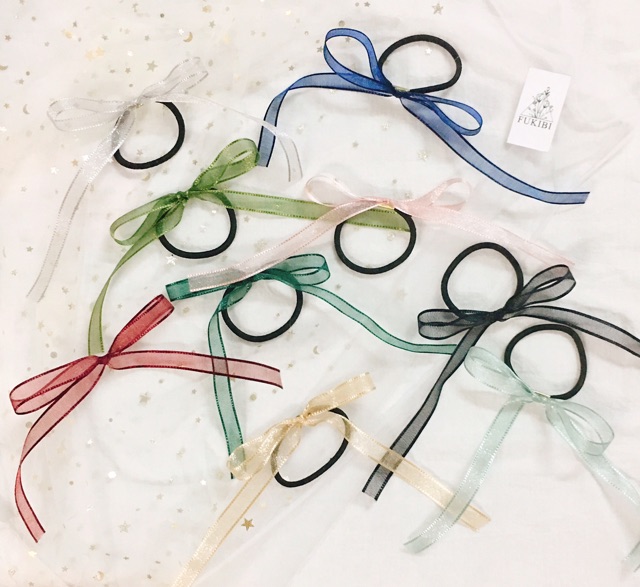 CỘT TÓC NƠ VOAN NHŨ ẢNH THẬT