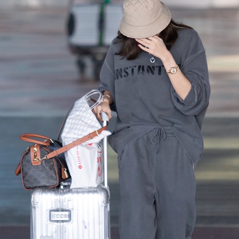 Bộ áo nỉ tay dài + quần dài màu xám phong cách Lisa trong nhóm Blackpink | BigBuy360 - bigbuy360.vn