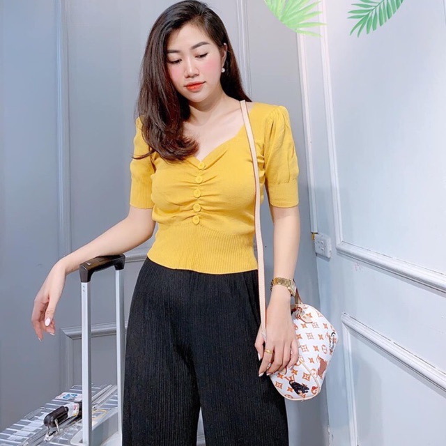 Áo len tay bèo đính cúc