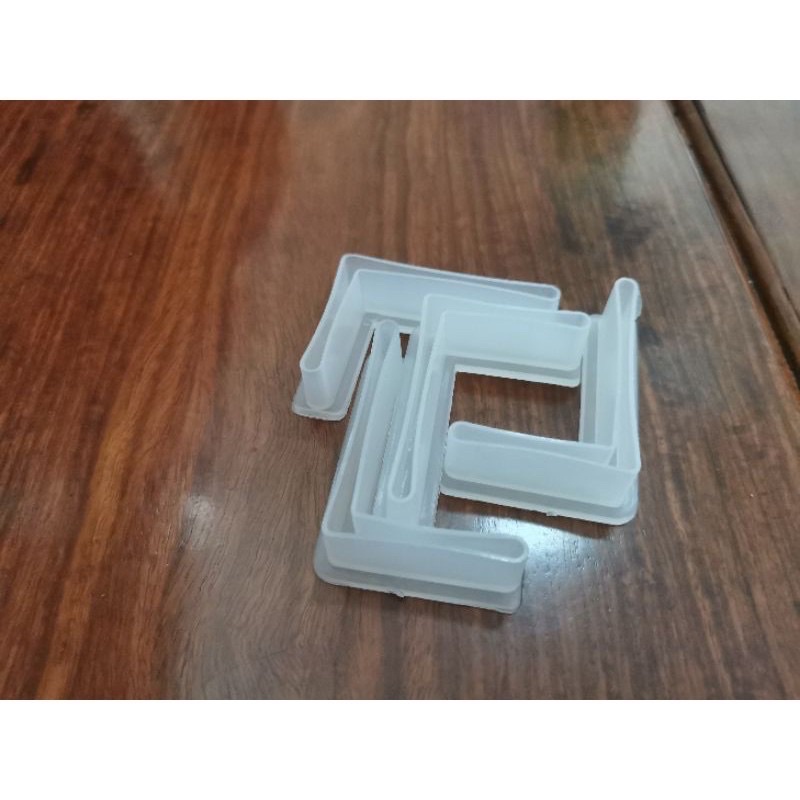 Chân nhựa sắt v lỗ 4 x 4 đa năng