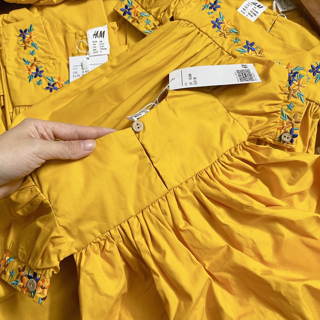 Váy vàng HM thêu viền cổ vuông xinh xắn cho bé gái