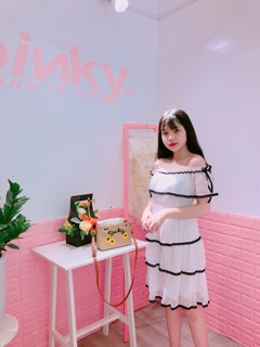 Váy trắng trễ vai ren