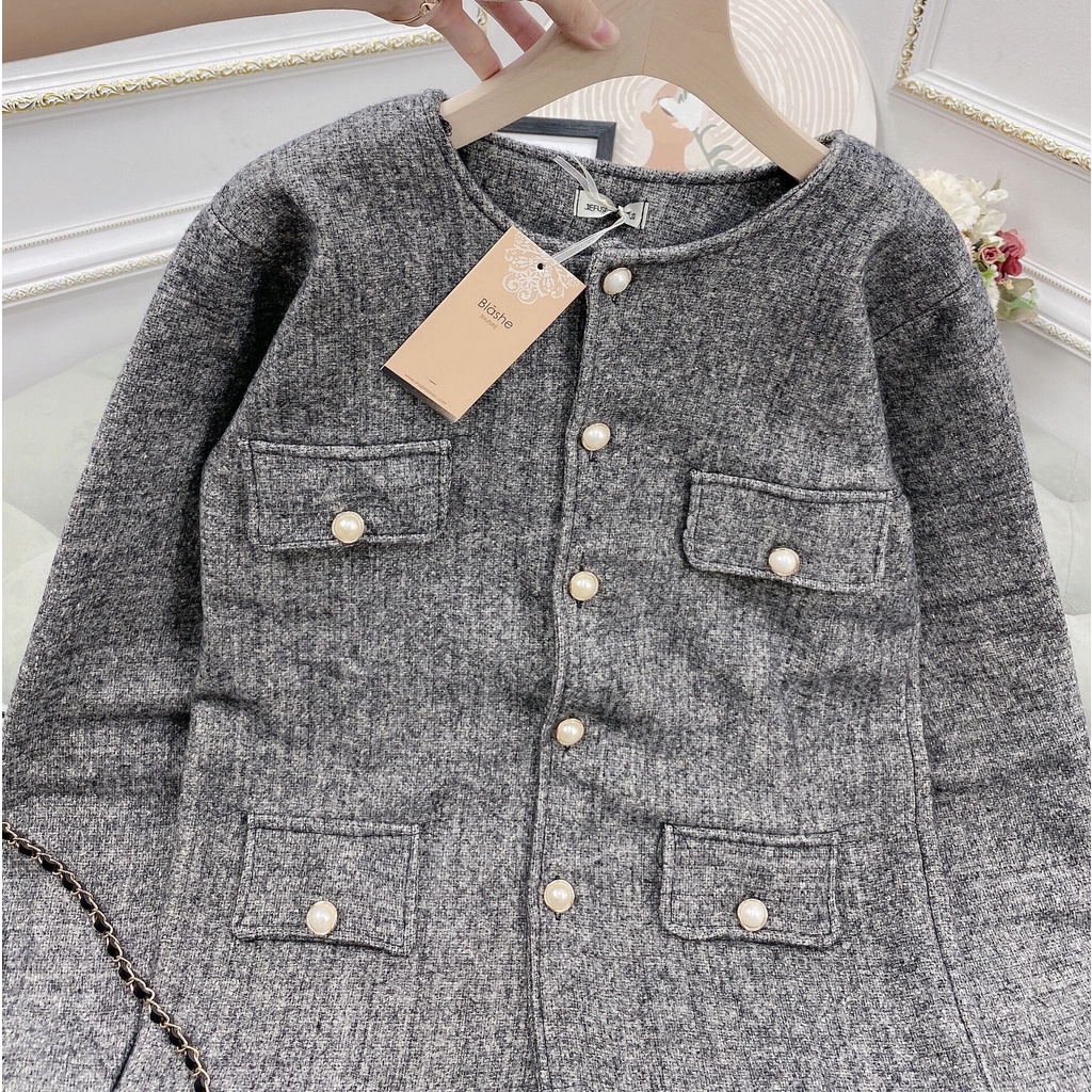 Áo dạ nữ tiêu túi cúc ngọc 2 màu sang chảnh. Chất liệu dạ dày dặn, mềm mịn, dáng đứng hàng QC L1. | BigBuy360 - bigbuy360.vn